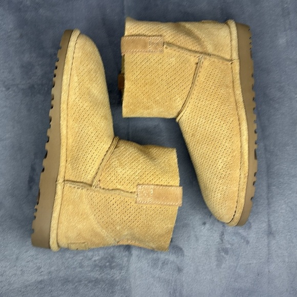 🔥🔥🔥 UGG Women's Classic Unlined Mini Perf Boot Size: 6🔥🔥🔥 - Picture 7 of 11